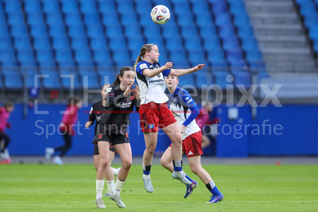 Fussball, Google Pixel Frauen-Bundesliga, Hamburger SV - Bayer 04 Leverkusen | v.li.: Loreen Bender (Bayer 04 Leverkusen, 19) und Jonna Wrede (Hamburger SV, HSV, 26) im Kopfballduell, Kopfball, Zweikampf, Action, Aktion, Spielszene, DIE DFB-RICHTLINIEN UNTERSAGEN JEGLICHE NUTZUNG VON FOTOS ALS SEQUENZBILDER UND/ODER VIDEOÄHNLICHE FOTOSTRECKEN. DFB REGULATIONS PROHIBIT ANY USE OF PHOTOGRAPHS AS IMAGE SEQUENCES AND/OR QUASI-VIDEO.
