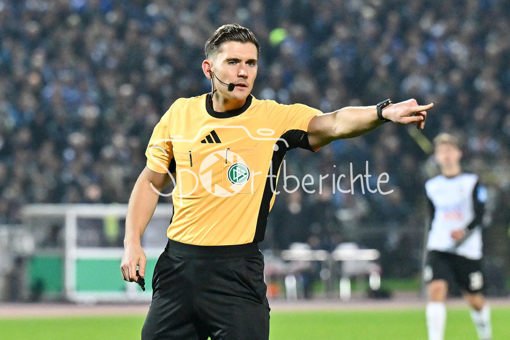SSV Ulm 1846 Fussball - FC Schalke 04 | im Bild Schiedsrichter Felix PRIGAN in Aktion / Freisteller / Einzelfoto / 2. Bundesliga: SSV Ulm 1846 Fussball - FC Schalke 04, Donaustadion am 01.11.2024