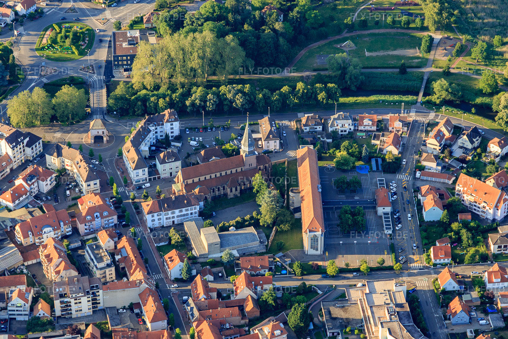 Luftbild: Église Saint-Nicolas, Église Saint-Nicolas und Foyer Saint-Nicolas in Hagenau im Bundesland Bas-Rhin in Frankreich.Foto: IMG_115479.jpg vom 16.06.2019 durch Werner Riehm/FLY-FOTO.deAuflösung des Originals: 5085 x 3390 px