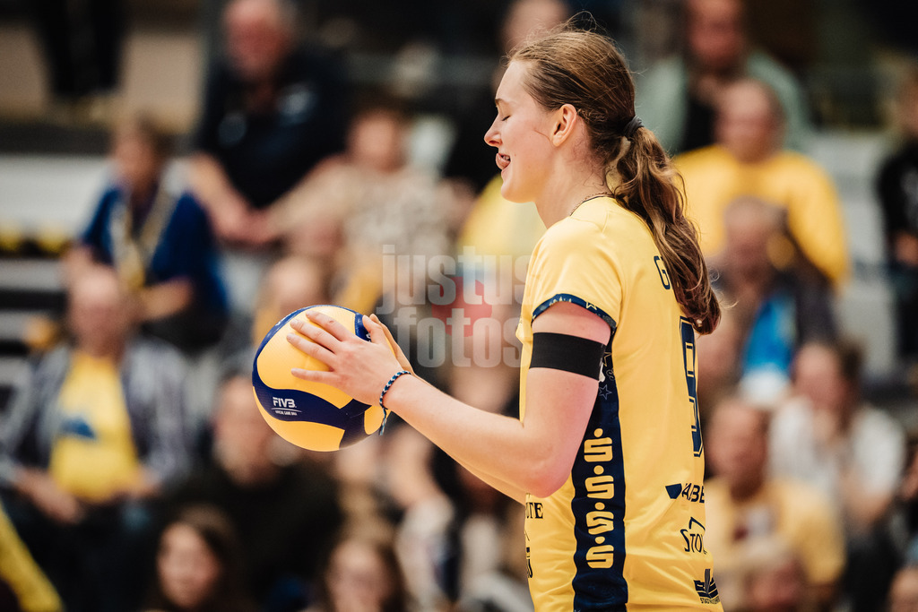 Volleyball | Frauen | Saison 2025/2026 | Volleyball Bundesliga | SSC Palmberg Schwerin vs. ETV Hamburger Volksbank Volleys | 18.10.2025 | Leana Grozer (#9, SSC Palmberg Schwerin) bereit zum Aufschlag