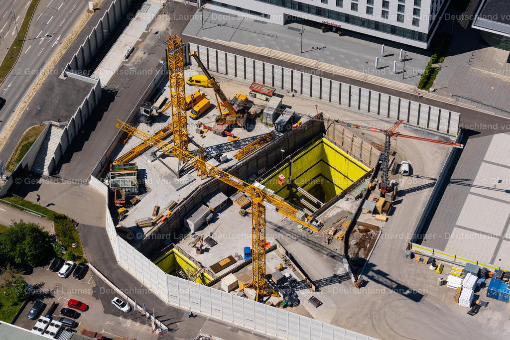 4045699 | PLIENINGEN 31.05.2021 Baustelle mit Tunnelführungsarbeiten für die Streckenführung und den Verlauf " Flughafentunnel " parallel zum Verlauf der Autobahn BAB A8 im Ortsteil Plieningen in Stuttgart im Bundesland Baden-Württemberg, Deutschland. Weiterführende Informationen bei: Ed. Züblin AG,  GBI Gackstatter Beratende Ingenieure GmbH,  Max Bögl Bauservice GmbH &amp; Co. KG,  STRABAG Real Estate GmbH,  Vössing Ingenieurgesellschaft mbH. // Construction site with tunneling work for the route and the "airport tunnel" course parallel to the course of the A8 motorway in the Plieningen district of Stuttgart in the state Baden-Wuerttemberg, Germany. Further information at: Ed. Zueblin AG,  GBI Gackstatter Beratende Ingenieure GmbH,  Max Boegl Bauservice GmbH &amp; Co. KG,  STRABAG Real Estate GmbH,  Voessing Ingenieurgesellschaft mbH. Foto: Gerhard Launer