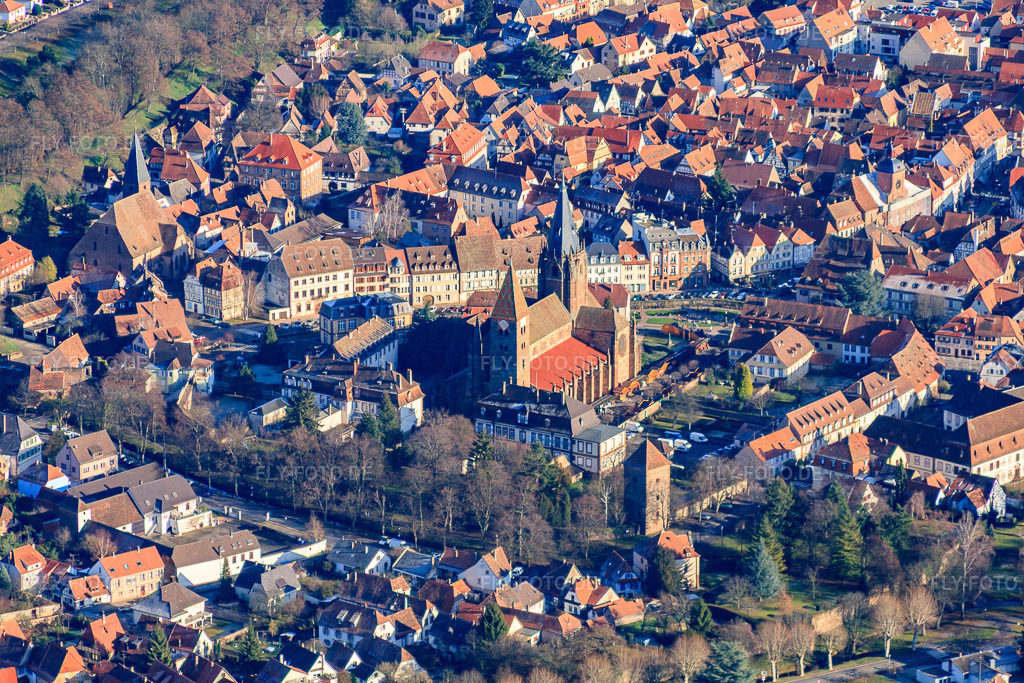 Luftbild: Altstadt mit Abbatiale Saint Pierre et Paul von Westen in Wissembourg im Bundesland Bas-Rhin in Frankreich. – Foto: IMG_48419.jpg vom 11.12.2011 durch Werner Riehm/FLY-FOTO.de – Auflösung des Originals: 4752 x 3168 px – Paroisse de Wissembourg
