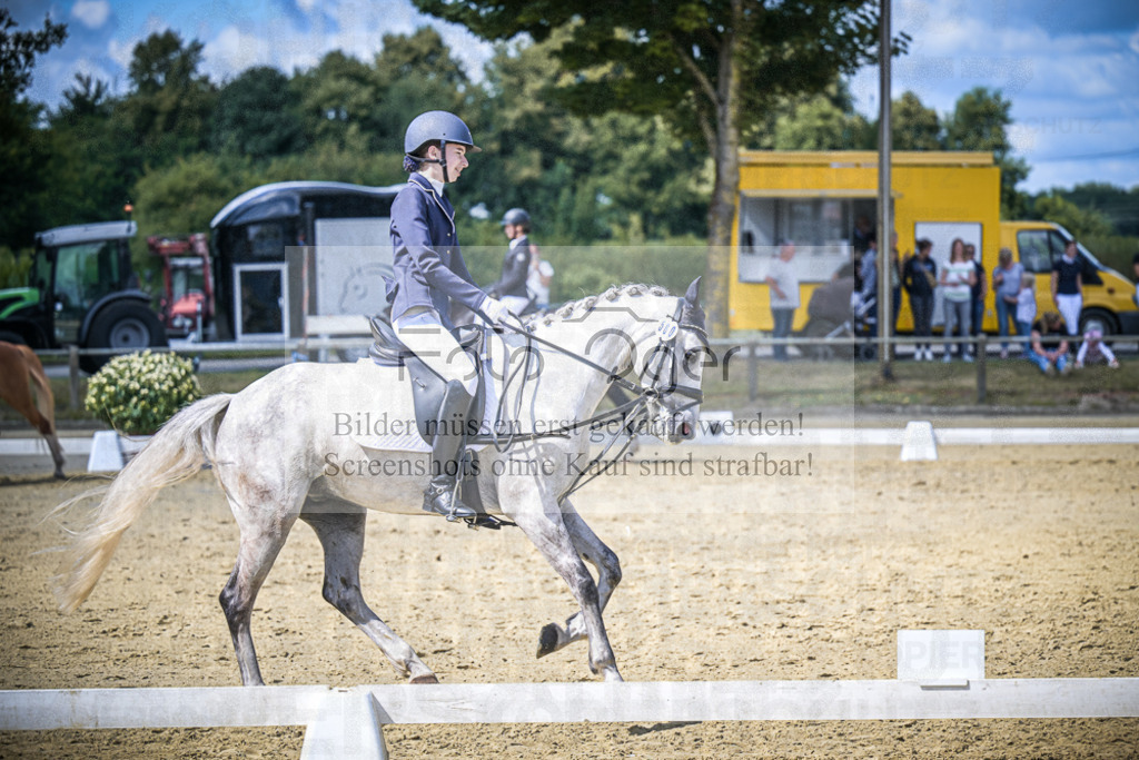 DOS_6062 | Entdecke hochwertige Reitturnierfotos von Foto Oger. Professionell, emotional und authentisch – jetzt Lieblingsmomente im Shop bestellen.Deutschlandweite Turnierfotografie. - Realisiert mit Pictrs.com