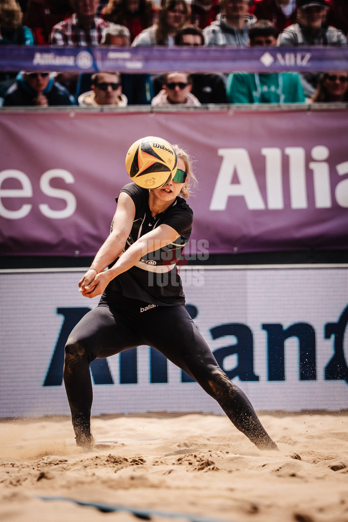 Beachvolleyball | Frauen | Allianz German Beach Tour 2025 | Tourstop Düsseldorf | 18.05.2025 | Tabea Schwarz nimmt den Ball an
