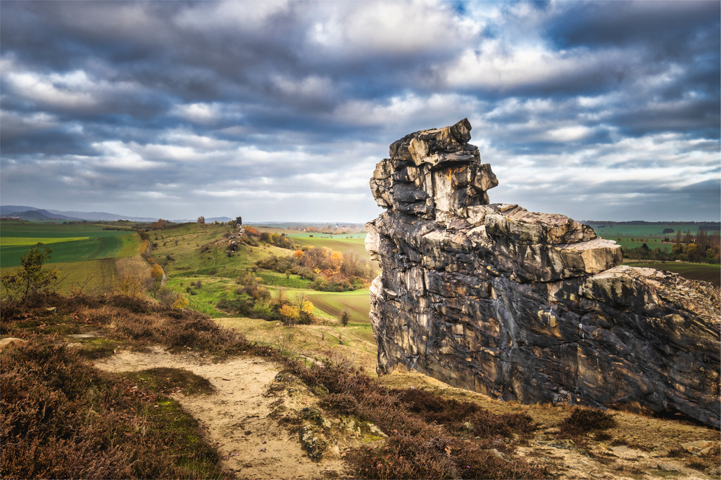 Teufelsmauer unter dramatischem Himmel | Wir machen aus Ihren Bildern Erinnerungen für die Ewigkeit | Hochwertige Fotografien für Ihr zu Hause. - Realisiert mit Pictrs.com