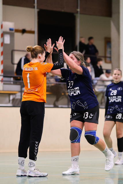 Handball I Damen I Saison 2025-2026 I Verbandsliga Süd I HSG Kalkberg 06 - MTV Dänischenhagen I 14.12.2025.88 | v.l. Emelie Köhn (1, HSG Kalkberg 06), Marit Burmeister (33, HSG Kalkberg 06) - Realisiert mit Pictrs.com