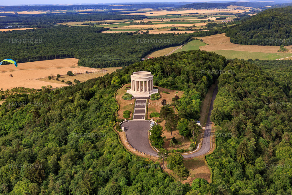 Vue aérienne: Mémorial de guerre américain Butte de Montsec à Montsec dans le département Meuse, France.Photo: IMG_083310.jpg prise le 12/07/2015 par Werner Riehm/FLY-FOTO.euRésolution de l'original: 5472 x 3648 pxMontsec American Monument - American Battle Monuments Commission (ABMC)