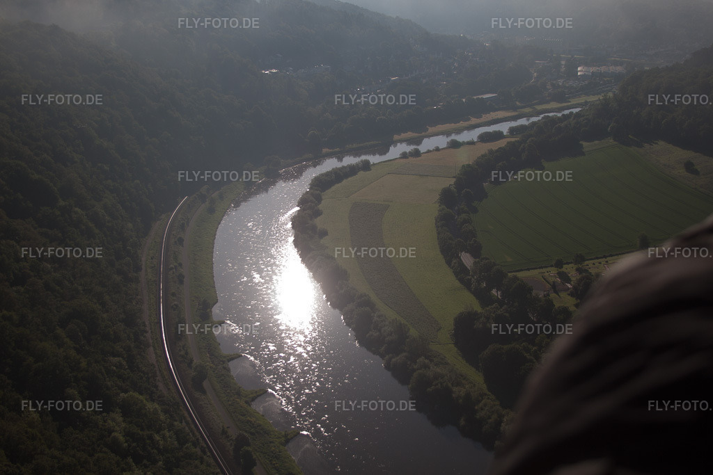 Luftbild: Die Weser am Morgen im Ortsteil Herstelle in Beverungen im Bundesland Nordrhein-Westfalen in Deutschland. Foto: IMG_65603.jpg vom 25.05.2014 durch Werner Riehm/FLY-FOTO.de
