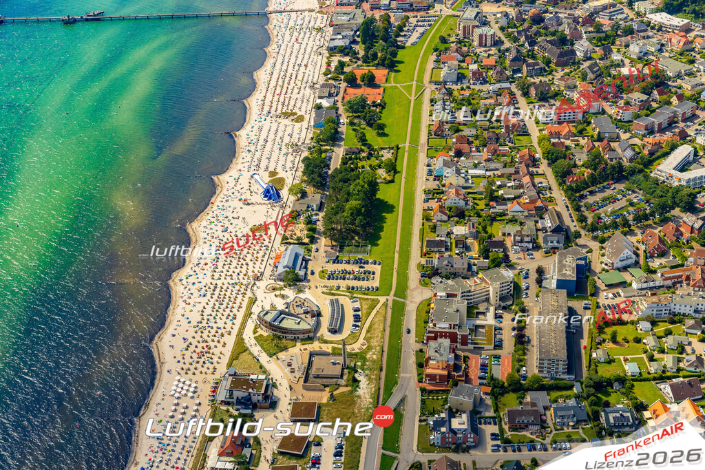Stadt Grömitz von Oben- Die Luftaufnahme wurde 2025 vom UL-Flugzeug heraus erstellt ( keine Drohnenaufnahme ) - Hochauflösende Luftaufnahme - für Wandbilder und großformatige Ausdrucke geeignet. Das besondere Geschenk!Hier alle&nbsp;Infos zur Lizenzierung der LuftaufnahmeWir fliegen auch dieses Jahr wieder in Ihre Region um Luftbilder zu erstellen.- Luftbild anfragen