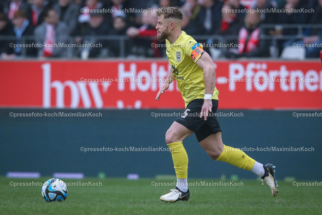 RWE3Liga17022401095 | 17.02.2024, Essen, Fußball, bwin 3. Liga Herren, Stadion an der Hafenstraße, 24. Spieltag Saison 2023 2024, Rot-Weiss Essen – SSV Ulm 1846:  Johannes Reichert (SSV Ulm 1846)
DFB regulations prohibit any use of photographs as image sequences and or quasi-video.