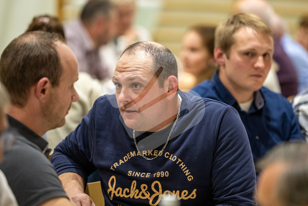 SKE100J_4779 | Die Schwinger des Schwyzer Kantonalen Schwingerverbandes: Fotos, die Dynamik und Leidenschaft festhalten, sowie emotionale Momente aus dem traditionellen Schwingsport zeigen. - Realisiert mit Pictrs.com