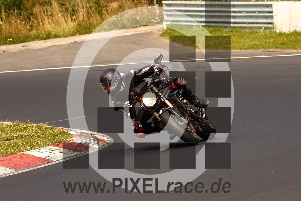 0302-20250814_04033 | Schöne Erinnerungen an spannende Momente - das festzuhalten ist unser Job. PIXELrace.de ist seit 2003 auf den Rennstrecken Europas unterwegs um die Action draußen beim Fahren und die wunderbare Stimmung imm Fahrerlager für euch einzufangen.