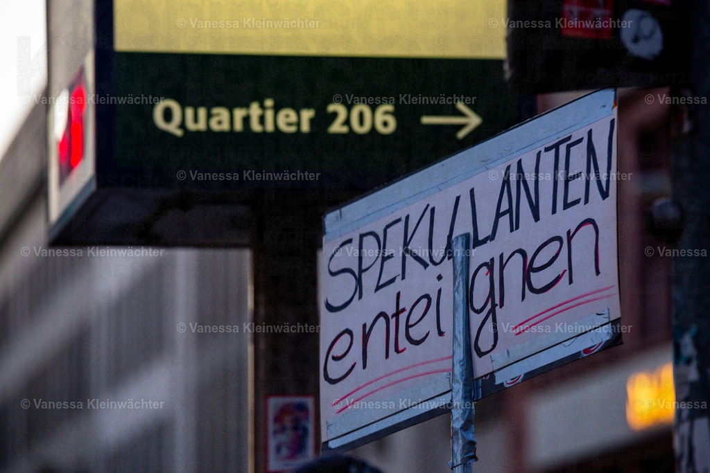 201120 StopHeimstaden MindSpace-33 | Mit Musik und einer "Wall of shame" aus Umzugskartons fordern Mieter*innen der von Heimstaden gekauften Häuser am 20.11.2020 vorm Büro des Schwedischen Immobilien-Investors die Ausübung des städtischen Vorkaufsrechts. - Realisiert mit Pictrs.com