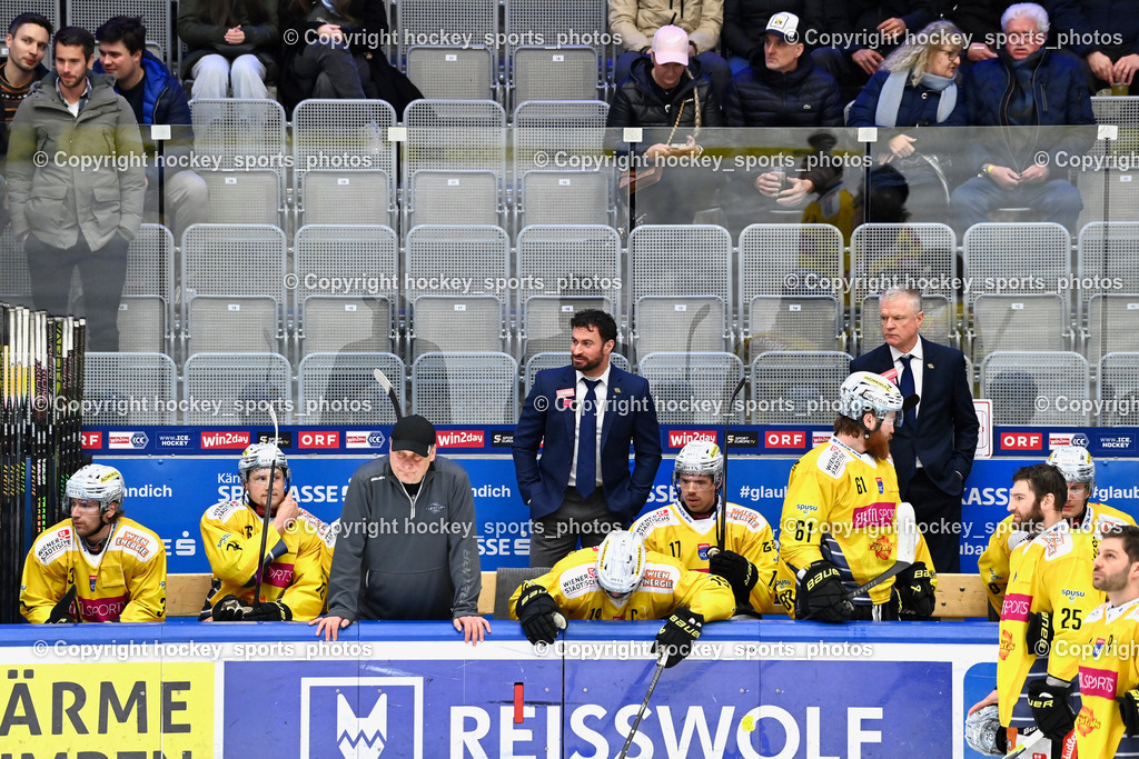 EC IDM Wärmepumpen VSV vs. Vienna Capitals | Spielerbank Vienna Capital, Asisstentcoach Vienna Capitals FABIAN SCHOLZ, Headcoach Vienna Capitals CONSTANTINE KEVIN, EC IDM Wärmepumpen VSV vs. Vienna Capitals, EC IDM Wärmepumpen VSV vs. Vienna Capitals am 28.01.2026 in Villach (Stadthalle Villach), Austria, (Photo by Bernd Stefan)
