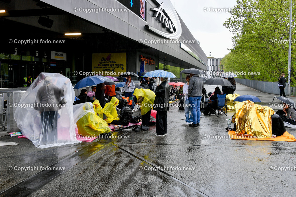 Deutschland_ Baden-Wuerttemberg_ Stuttgart_ 26.04.2025-12 | 26.04.2025, Deutschland, GER, Baden-Wuerttemberg, Stuttgart, im Bild Themenbild, Stadtansichten, Porsche Arena, Konzert, Anstellen, Warten, Besucher, Menschen, Regen, Feature, Symbolbild