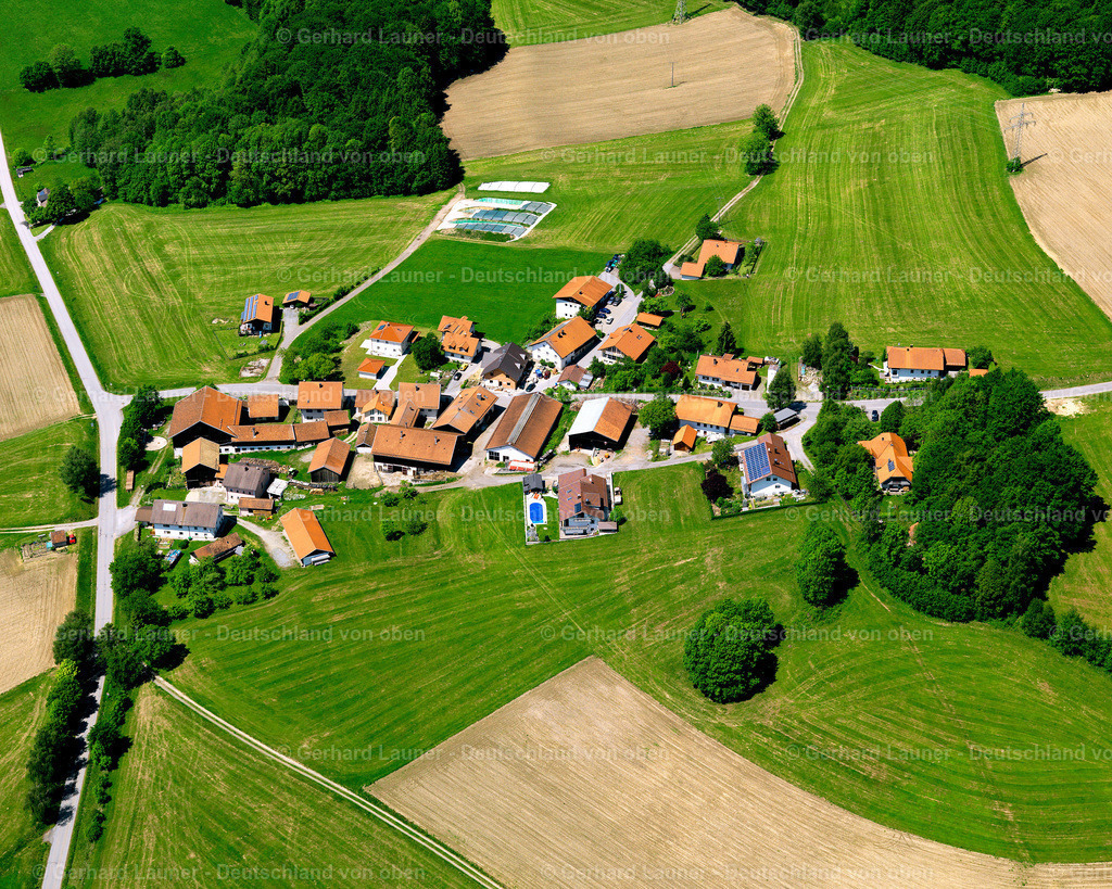 2724068 | SICKLING 19.05.2007 Landwirtschaftliche Nutzflächen und Feldgrenzen  umsäumen das Siedlungsgebiet des Dorfes in Sickling im Bundesland Bayern, Deutschland // Agricultural land and field boundaries surround the settlement area of the village  in Sickling in the state Bavaria, Germany Foto: Gerhard Launer