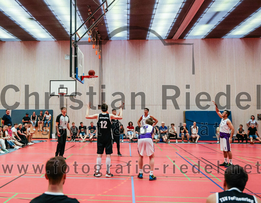 2022-05-15_127_SpVgg_Altenerding_gegen_TSV_Muenchen-Forstenried | Erding, Deutschland, 15.05.2022:
Basketball, Bezirksliga 2021 / 2022, Play-Offs, SpVgg Altenerding gegen TSV München-Forstenried, Endergebnis: 55:57

Sven Hoffmann (TSV München-Forstenried, #12), Kristof Vadasz (SpVgg Altenerding, #8), Laris Drusko (SpVgg Altenerding, #3)

Foto: Christian Riedel / fotografie-riedel.net