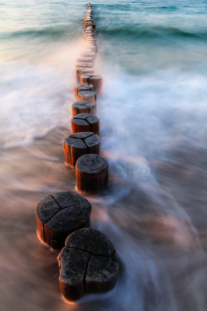 Buhnenimpression | Wellen umspielen eine Buhne an der Ostsee bei Zingst. - Realisiert mit Pictrs.com