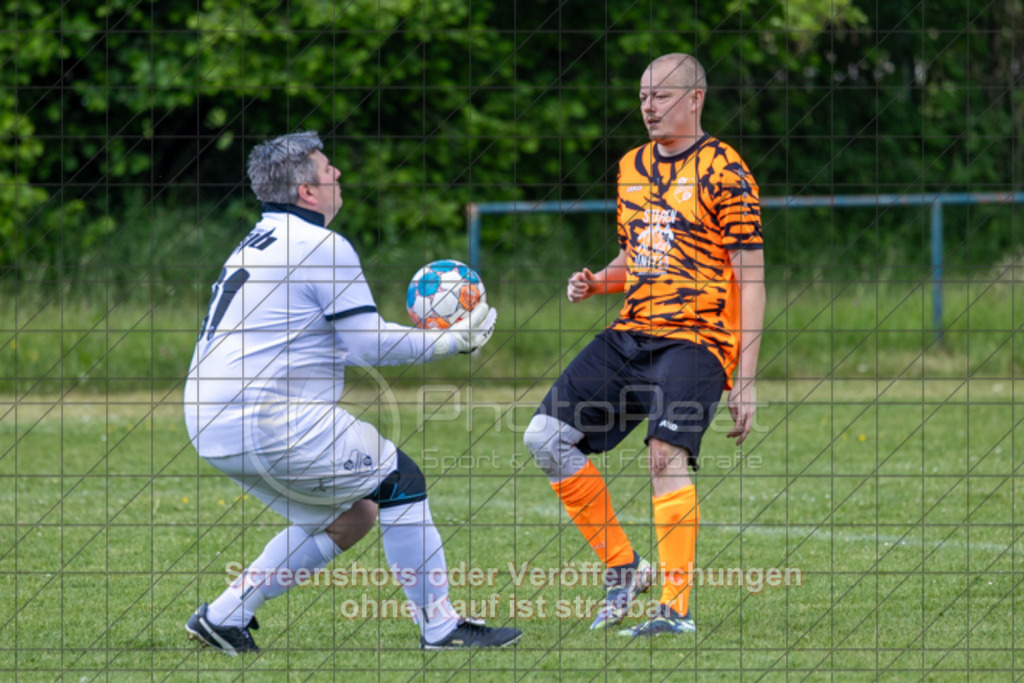 20250518_160542_0239 | #,TV Birenbach (rot) vs. SGM Jebenhausen/Bezgenriet II (organge), Fussball, Kreisliga B8 - Bezirk Neckar/Fils, 27. Spieltag, Saison 2024/2025, Rasenplatz, Sportplatz Birenbach, Turnhallenweg 8, 73102 Birenbach, 18.05.2025 - 15:00 Uhr,Foto: PhotoPeet-Sportfotografie/Peter Harich