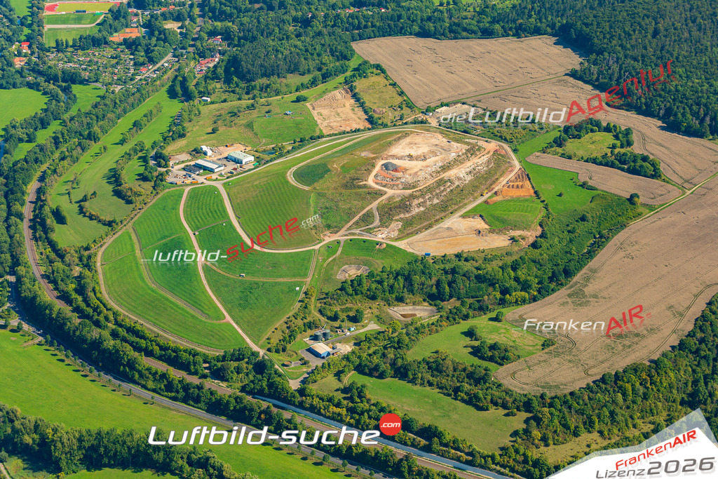 Deponie Meiningen Bild- Das Luftbild wurde 2025 vom UL-Flugzeug heraus erstellt ( keine Drohne bzw. Drohnenaufnahme ) - Hochauflösende Luftaufnahme -Nicht vergleichbar mit Google Maps oder Satelittenbilder- Die Geschenkidee !Mit Lizenz und Bildrechte bestellbar - CC
