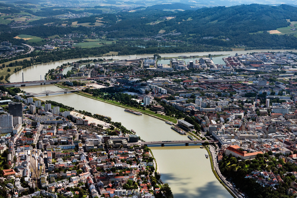 dr__0092281.jpg | LINZ 14.06.2022 Uferbereiche am Flußverlauf der Donau in Linz in Oberösterreich, Österreich. 