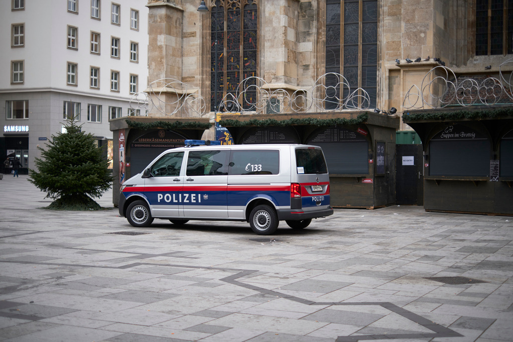 geschlossener Weihnachtsmarkt beim Stephansplatz | Wien, Austria - November 22, 2021: Massnahmen zur Einschränkung von COVID-19; geschlossener Weihnachtsmarkt beim Stephansplatz mit einem Polizeiwagen. - Realisiert mit Pictrs.com