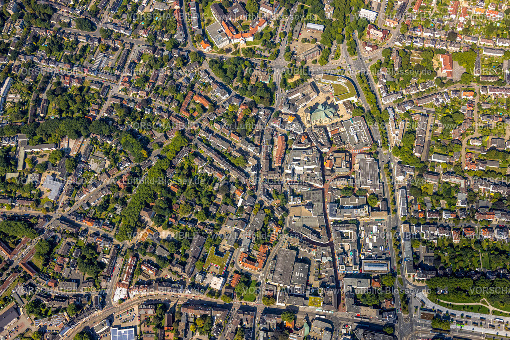 Gelsenkirchen240807563GE-Nord | Luftbild, Ortsansicht Wohngebiet Ortsteil Buer mit Wochenmarkt und Propsteikirche St. Urbanus, Buer, Gelsenkirchen, Ruhrgebiet, Nordrhein-Westfalen, Deutschland