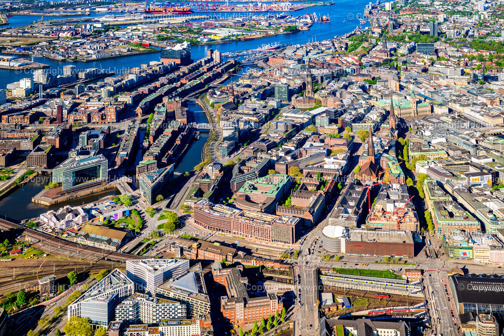 Hamburg_Mitte_Kontorhausviertel_Speicherstadt_ELS_0812270425 | HAMBURG 27.04.2025 Stadtzentrum im Innenstadtbereich an der Jakobikirchhof, Steinstraße im Ortsteil Altstadt in Hamburg, Deutschland. // The city center in the downtown area on street Jakobikirchhof, Steinstrasse in the district Altstadt in Hamburg, Germany. Foto: Martin Elsen