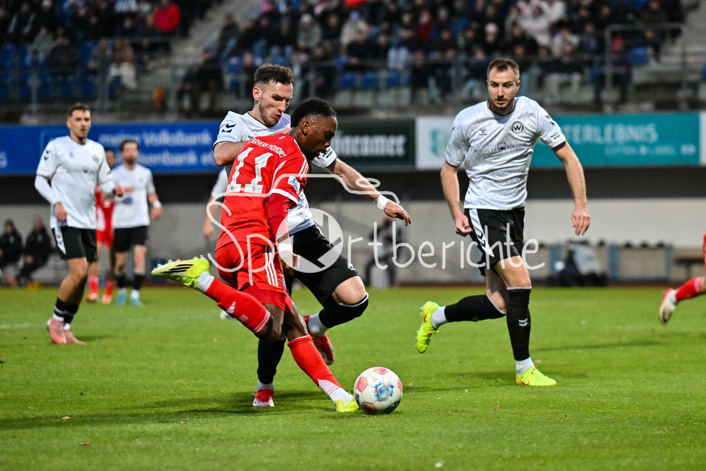 SV Wacker Burghausen - FC Bayern Amateure | BURGHAUSEN, GERMANY - 01. APRIL: im Duell Michael SCOTT (FC Bayern München II 11) und Faton DZEMAILJI (Wacker Burghausen 27) und Vojtech MARES (Wacker Burghausen 5) während dem Match zwischen dem SV Wacker Burghausen und den Amateuren des FC Bayern München am 26. Spieltag der Regionalliga Bayern im Flatbuy Stadion