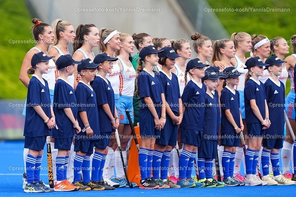 xydrx17082503052 | o17.08.2025, xydrx, Frauen EuroHockey Championship 2025, Finale, Niederlande - Deutschland, Sparkassenpark Mönchengladbach: die Niederländische Nationalmannschaft steht in Reihe beim Siegen der Nationalhymne
