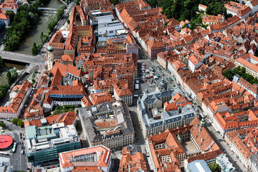 dr__0092505.jpg | GRAZ 14.06.2022 Platz- Ensemble Hauptplatz und Rathaus im Innenstadt- Zentrum am Hauptplatz in Graz in Steiermark, Österreich. 