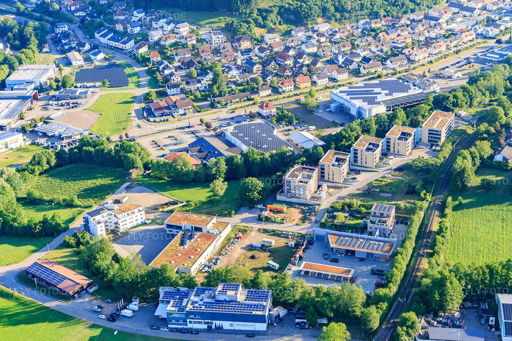 Luftbild: Gewerbegebiet Weilertalstraße mit TEAM GRÜN Furtner-Althaus Garten- und Landschaftsbau GmbH sowie Obere Metzgerei Franz Winterhalter GmbH in Elzach im Bundesland Baden-Württemberg in Deutschland.Foto: IMG_147637.jpg vom 30.05.2025 durch Werner Riehm/FLY-FOTO.deTeam Grün Furtner-Althaus - Garten- & LandschaftsbauWWW.OBERE-METZGEREI.EU