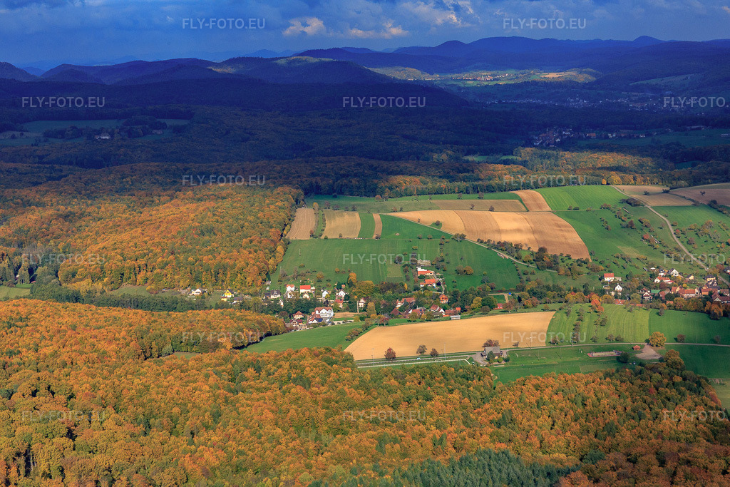 Vue aérienne: Vue de la ville depuis le sud-ouest à Langensoultzbach dans le département Bas Rhin, France – .Photo: IMG_084612.jpg prise le 23/10/2015 par Werner Riehm/FLY-FOTO.eu – Résolution de l'original: 5472 x 3648 px