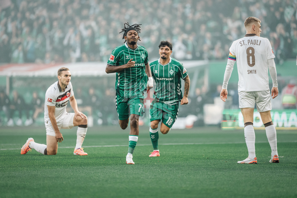 Fußball | Männer | Saison 2025/2026 | 1. Fußball-Bundesliga | 6. Spieltag | SV Werder Bremen vs. FC St. Pauli | 04.10.2025 | Samuel Mbangula (#07, SV Werder Bremen) schießt das erste Tor des SPiels und jubelt