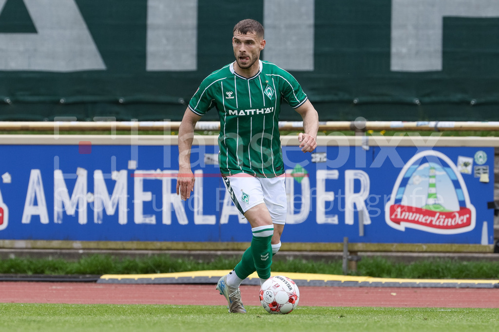 Fussball, Regionalliga Nord, SV Werder Bremen II - SSV Jeddeloh | Christian Stark (SV Werder Bremen II, 9) am Ball, Freisteller, Einzelbild, Ganzkörper, Aktion, Action, Spielszene