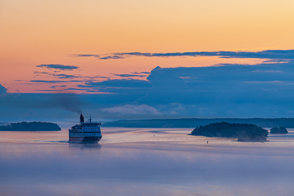 Fährschiff mit Nebel und Sonnenaufgang im Schärengarten vor Stockholm, Schweden | Fährschiff mit Nebel und Sonnenaufgang im Schärengarten vor Stockholm, Schweden.