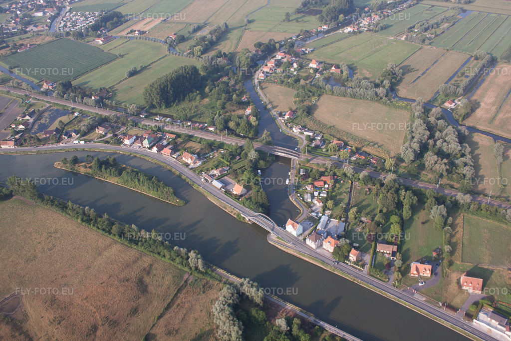 Vue aérienne: Vue de la ville à Watten dans le département Nord, France – .Photo: IMG_58907.jpg prise le 22/07/2013 par Werner Riehm/FLY-FOTO.eu – Résolution de l'original: 4752 x 3168 px
