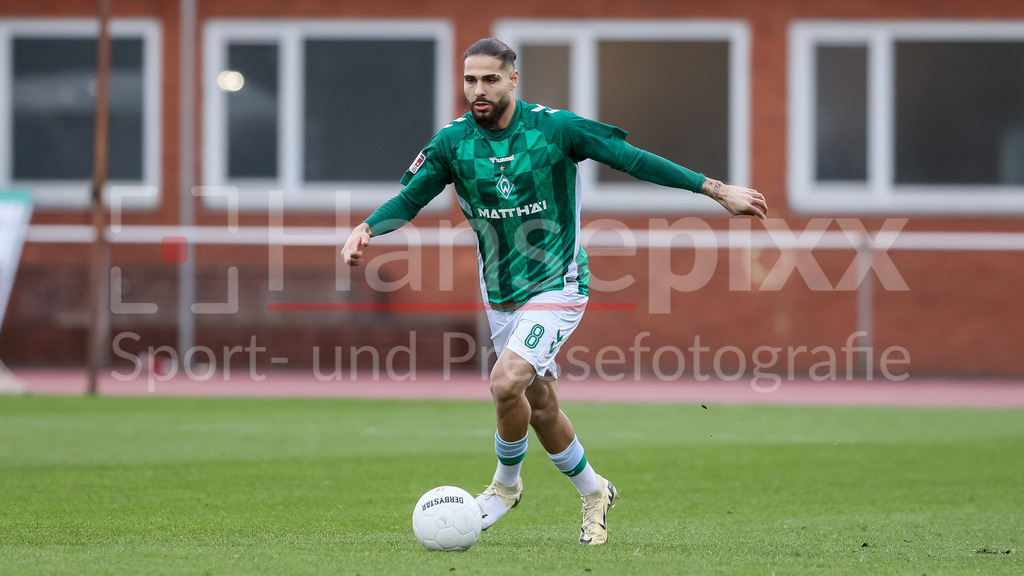 Fussball, Regionalliga Nord, SV Werder Bremen II - BSV Kickers Emden | v.li.: Mikail Polat (SV Werder Bremen II, 8) am Ball, Freisteller, Einzelbild, Ganzkörper, Aktion, Action, Spielszene