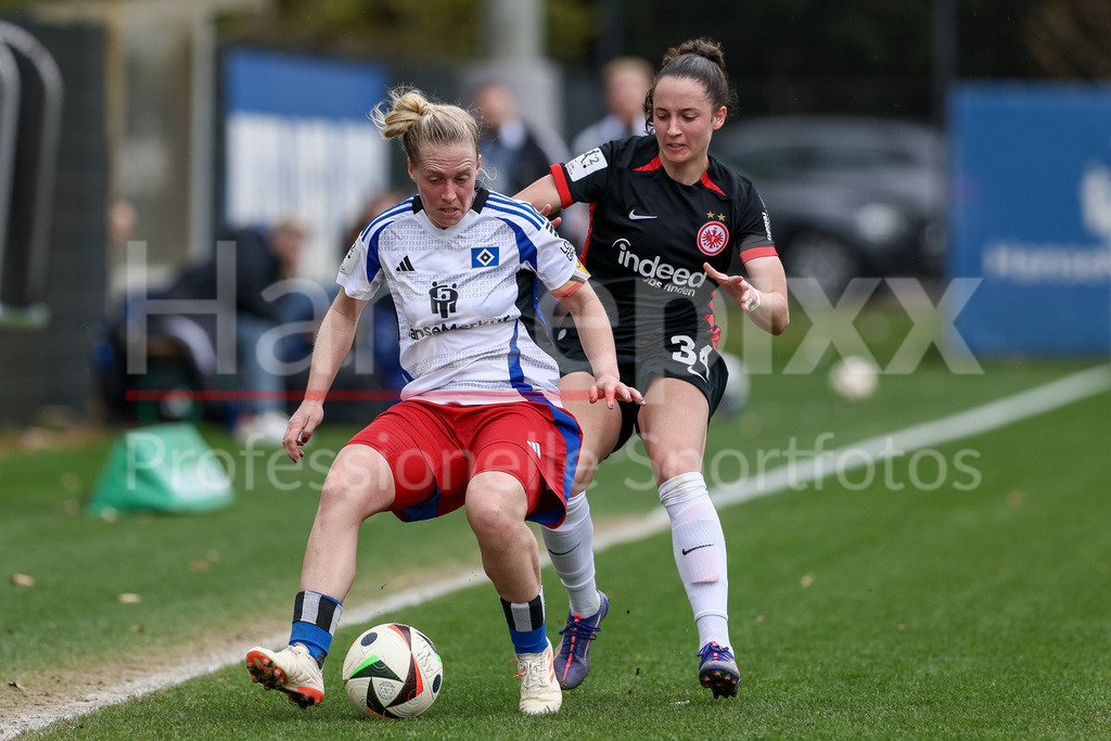 Fussball, 2. Frauen-Bundesliga, Hamburger SV - Eintracht Frankfurt II | v.li.: Sarah Stöckmann (Hamburger SV, 22) und Elena Mühlemann (Eintracht Frankfurt II, 34) im Zweikampf, Duell, Dynamik, Aktion, Action, Spielszene, DIE DFB-RICHTLINIEN UNTERSAGEN JEGLICHE NUTZUNG VON FOTOS ALS SEQUENZBILDER UND/ODER VIDEOÄHNLICHE FOTOSTRECKEN. DFB REGULATIONS PROHIBIT ANY USE OF PHOTOGRAPHS AS IMAGE SEQUENCES AND/OR QUASI-VIDEO.