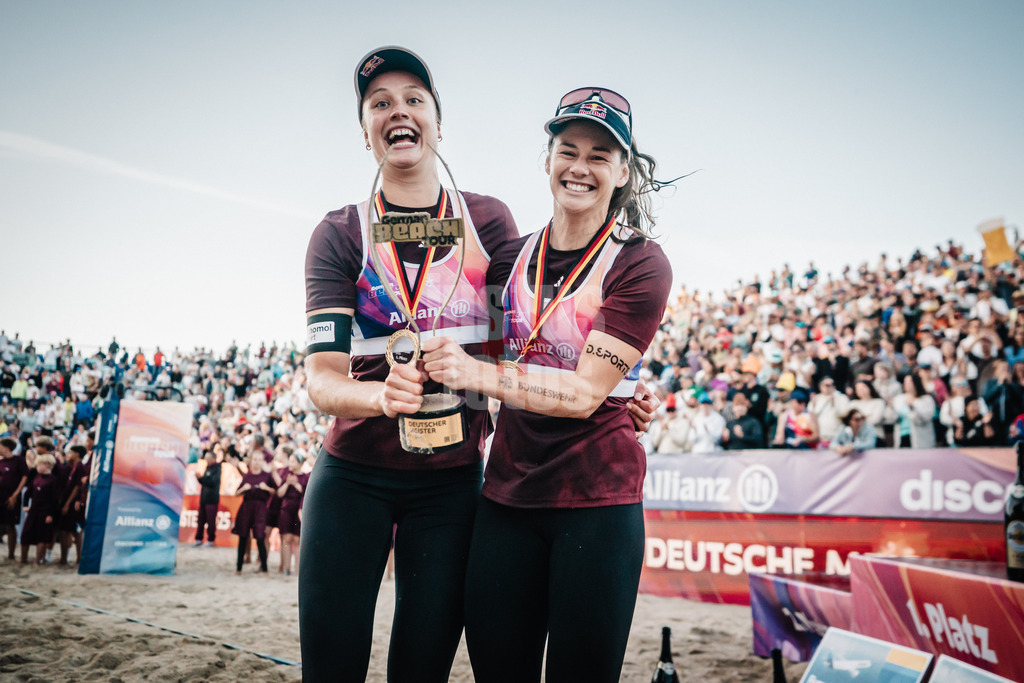 Beachvolleyball | Frauen und Männer | Deutsche Meisterschaften 2025 Timmendorfer Strand | 07.09.2025 | Die Gewinnerinnen der Goldmedaille v.l. Svenja Müller und Cinja Tillmann bei der Siegerehrung