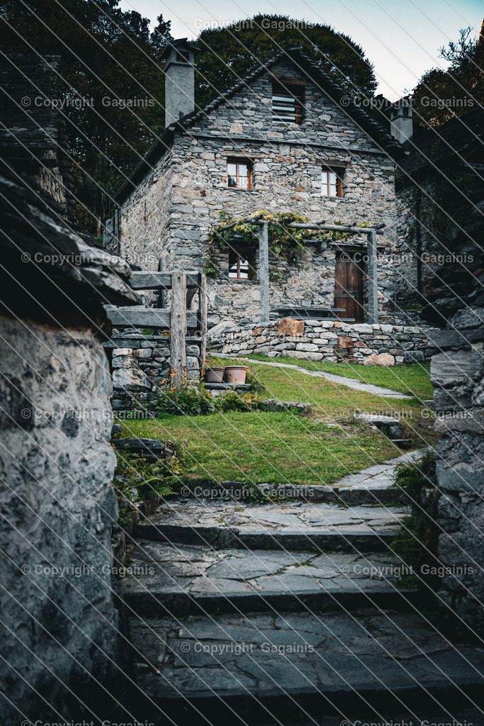 Foroglio Oberdorf | Foroglio ist ein malerisches Bergdorf im Bavonatal im Tessin, Schweiz. Es ist bekannt für seinen beeindruckenden Wasserfall, der rund 80 Meter tief in das Tal stürzt, sowie für seine traditionellen Steinhäuser, engen Gassen und unberührte alpine Landschaft. Das Dorf wirkt wie aus einer anderen Zeit und zieht Natur- und Fotoliebhaber gleichermaßen an.