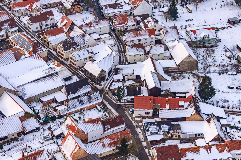 Luftbild: Raiffeisenstraße x Kuhgasse bei Schnee in Winden im Bundesland Rheinland-Pfalz in Deutschland. Foto: IMG_23749.jpg vom 16.01.2010 durch Werner Riehm/FLY-FOTO.de