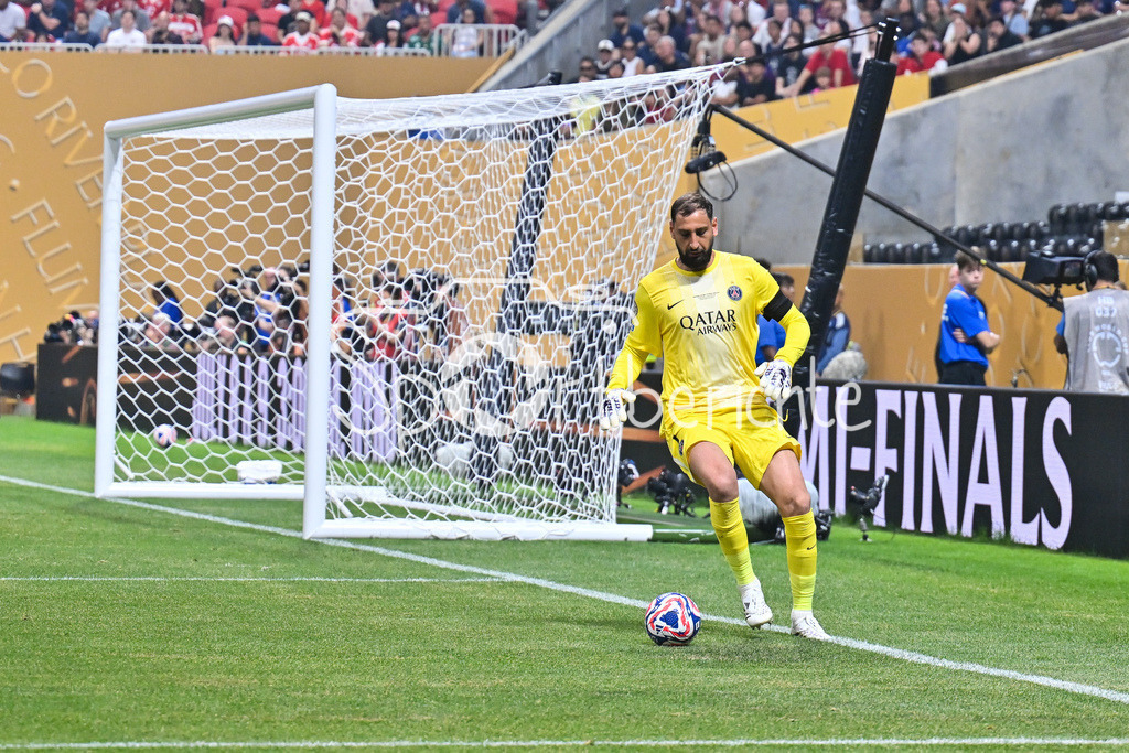 Paris Saint Germain - FC Bayern München | am Ball Gianluigi DONNARUMMA (Paris SG 1) / Einzelfoto / Freisteller / FIFA Club World Cup: Paris Saint Germain - FC Bayern Muenchen, Mercedes Benz Stadium am 05.07.2025 / NOT FOR SALE IN USA