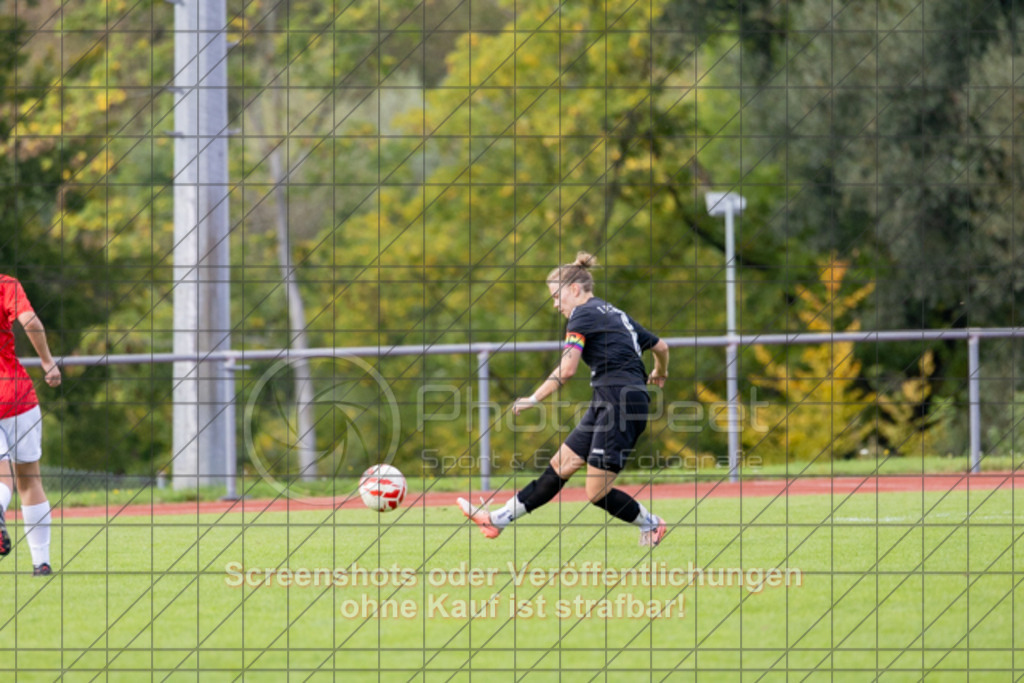 20250928_144542_0655 | #,1.FC Donzdorf (schwarz) vs. TV Derendingen (rot), Fussball, Frauen-Verbandsliga Württemberg, 03. Spieltag, Saison 2025/2026, Rasenplatz Lautertal Stadion, Süßener Straße 16, 73072 Donzdorf, 28.09.2025 - 13:00 Uhr,Foto: PhotoPeet-Sportfotografie/Peter Harich