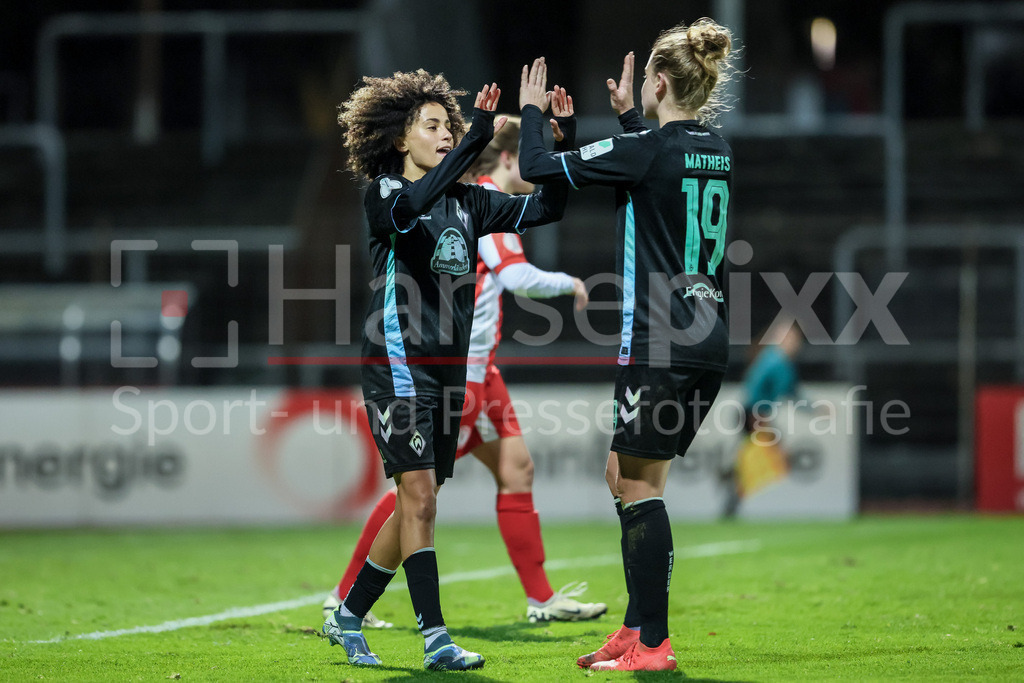 Fussball, DFB-Pokal Frauen, SC Fortuna Köln - SV Werder Bremen | v.li.: Torschützin Amira Arfaoui (SV Werder Bremen, 8) und Saskia Matheis (SV Werder Bremen, 19) mit Torjubel, Jubel, jubeln, jubelt, optimistisch, Spielszene, Highlight, Freude über das Tor zum 0:3, DIE DFB-RICHTLINIEN UNTERSAGEN JEGLICHE NUTZUNG VON FOTOS ALS SEQUENZBILDER UND/ODER VIDEOÄHNLICHE FOTOSTRECKEN. DFB REGULATIONS PROHIBIT ANY USE OF PHOTOGRAPHS AS IMAGE SEQUENCES AND/OR QUASI-VIDEO.