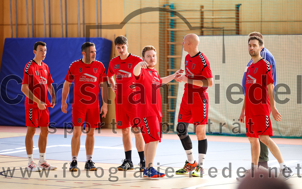 2022-10-16_012_SpVgg_Altenerding_II_gegen_SG_Moosburg_II | Erding, Deutschland, 16.10.2022:
Handball, Bezirksklasse Männer 2022 / 2023, 2. Spieltag, SpVgg Altenerding II gegen SG Moosburg II, Endergebnis: 30:23

Markus Kopischke (SpVgg Altenerding, #15), Hans Weber (SpVgg Altenerding, #8), Felix Donaubauer (SpVgg Altenerding, #60), Sebastian Huber (SpVgg Altenerding, #11), Bennet Braune (SpVgg Altenerding, #13), Daniel Veihelmann (SpVgg Altenerding, #4)

Foto: Christian Riedel / fotografie-riedel.net