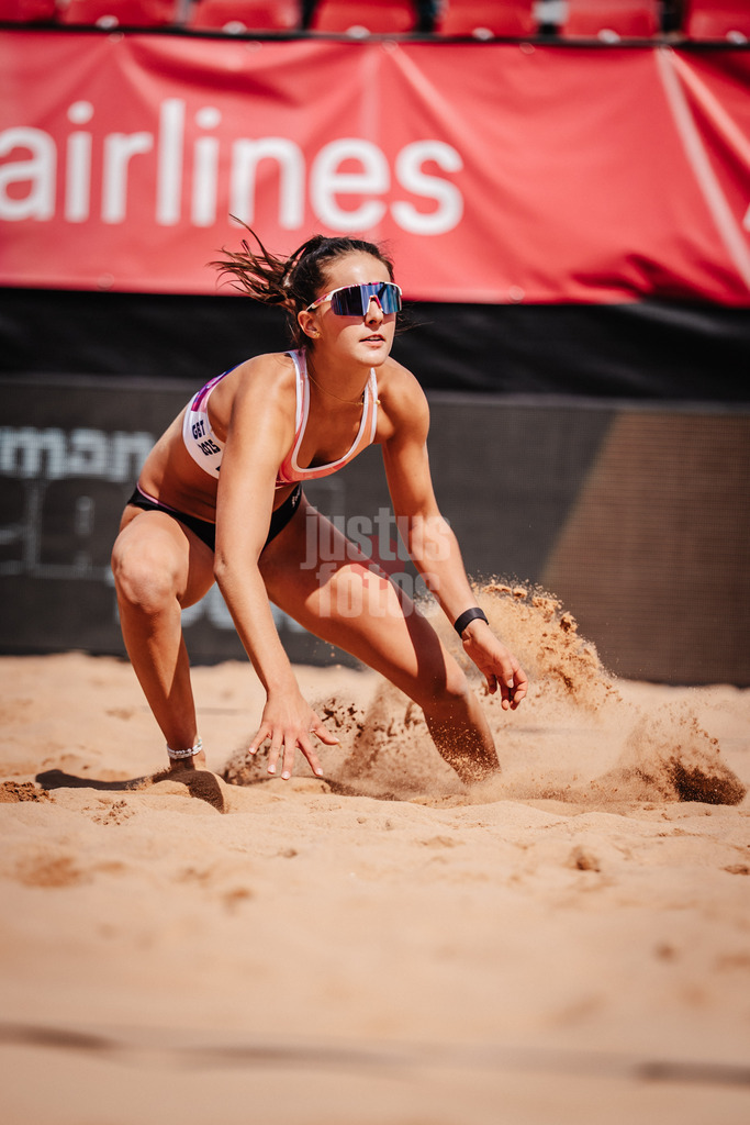 Beachvolleyball | Frauen | Allianz German Beach Tour 2025 | Tourstop München | 10.07.2025 | Sophia Neuss ist bereit zur Abwehr