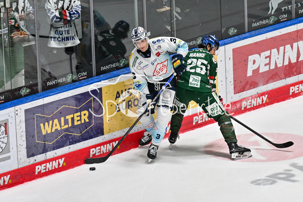 Augsburger Panther - Dresdner Eislöwen | AUGSBURG, GERMANY - 04. DECEMBER: im Duell Alec McCEREA (Eislöwen Dresden 3) und Christian HANKE (Augsburger Panther 25) während dem Match zwischen den Augsburger Panthern und den Dresdner Eislöwen am 25 Spieltag der PENNY DEL im Curt Frenzel Stadion