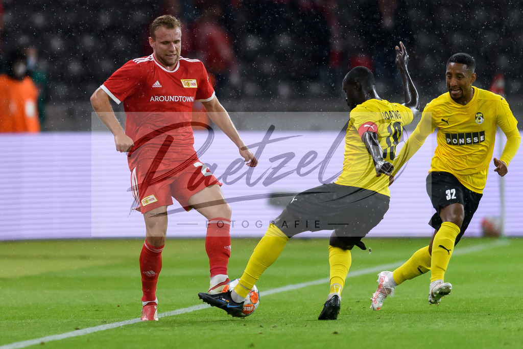 FCUKUO20210826_016 | Fussball, Herren: Tymoteusz Puchacz (1.FC Union Berlin) und Bismark Adjei-Boateng (Kuopion PS) im Zweikampf beim Spiel der UEFA Conference League zwischen 1. FC Union Berlin und Kuopion PS im Olympiastadion am 26.08.2021 in Berlin, Deutschland. - Realisiert mit Pictrs.com