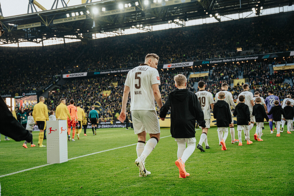 FCP09348 | Der offizielle Shop für FC St. Pauli Fotos. Wähle aus Spielszenen & Fanmomenten dein FCSP Wunschformat. Wir liefern Millerntor-Atmosphäre.